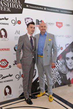 TIMISOARA, ROMANIA - 14 Mayıs 2019: uzun saçlı esmer kadın fotoğraf çekimi yapıyor. Kadın arkasını dönüyor.