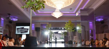 IMISOARA, ROMANIA - 14 Mayıs 2019: Timisoara Moda Haftası ilk baskı. Açılış konuşması 