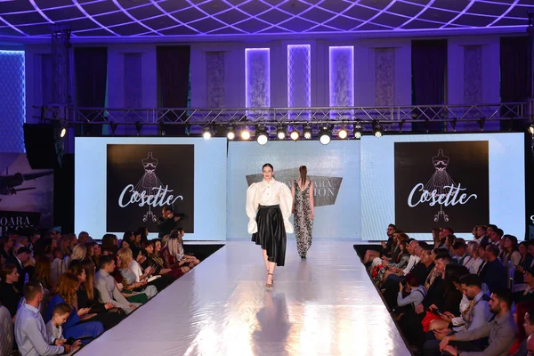 Timisoara Rumunia Maja 2019 Modelka Spaceruje Pasie Startowym Timisoara Fashion — Zdjęcie stockowe