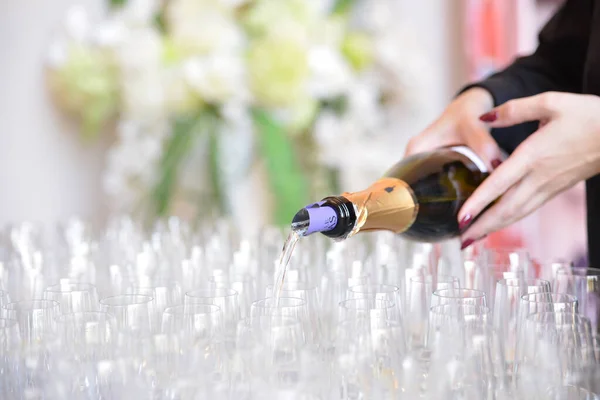 Serveerster Gieten Champagne Lege Glazen — Stockfoto