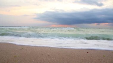 Deniz dalgaları ayrıntıları gün batımında