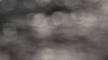 Karanlık arka planda parlayan ışıklar