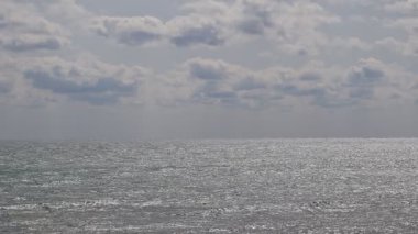 Güneşli bir günde sakin bir deniz.