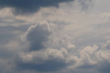 Yağmurlu bir günde bulut oluşumları