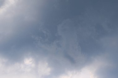 Yağmurlu bir günde bulut oluşumları