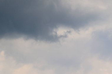 Yağmurlu bir günde bulut oluşumları