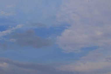 Yağmurlu bir günde bulut oluşumları