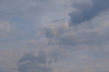 Yağmurlu bir günde bulut oluşumları