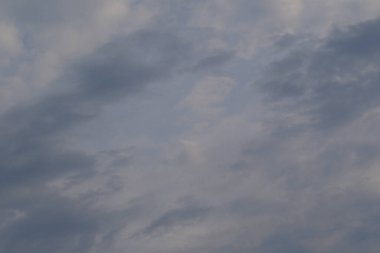 Yağmurlu bir günde bulut oluşumları