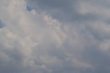 Yağmurlu bir günde bulut oluşumları