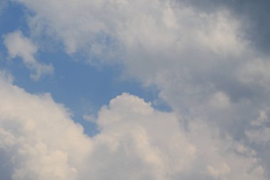 Yağmurlu bir günde bulut oluşumları