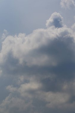 Yağmurlu bir günde bulut oluşumları