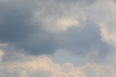 Yağmurlu bir günde bulut oluşumları