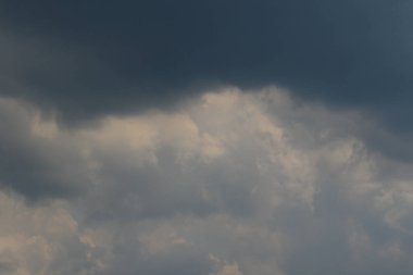 Yağmurlu bir günde bulut oluşumları