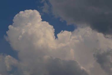 Yağmurlu bir günde bulut oluşumları