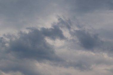 Yağmurlu bir günde bulut oluşumları