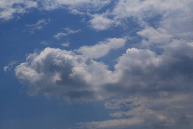 Yağmurlu bir günde bulut oluşumları