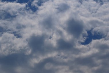 Yağmurlu bir günde bulut oluşumları