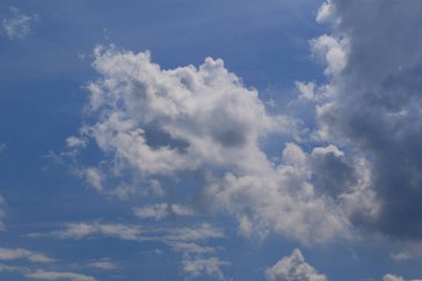 Yağmurlu bir günde bulut oluşumları