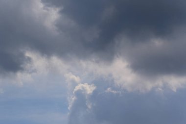 Yağmurlu bir günde bulut oluşumları