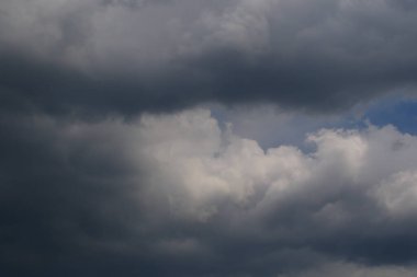 Yağmurlu bir günde bulut oluşumları