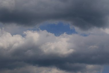 Yağmurlu bir günde bulut oluşumları