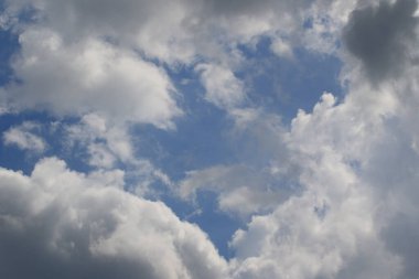 Yağmurlu bir günde bulut oluşumları