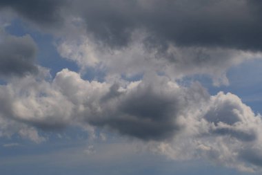 Yağmurlu bir günde bulut oluşumları