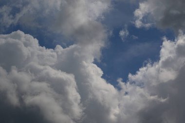 Yağmurlu bir günde bulut oluşumları