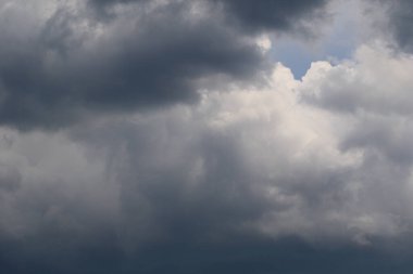 Yağmurlu bir günde bulut oluşumları