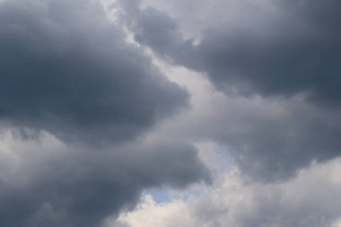 Yağmurlu bir günde bulut oluşumları