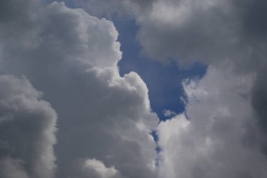 Yağmurlu bir günde bulut oluşumları