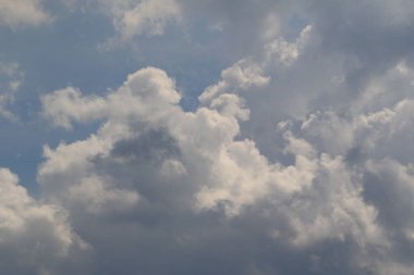 Yağmurlu bir günde bulut oluşumları