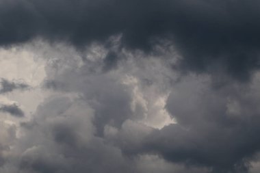 Yağmurlu bir günde bulut oluşumları