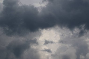 Yağmurlu bir günde bulut oluşumları