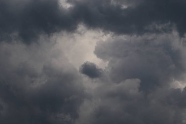 Yağmurlu bir günde bulut oluşumları