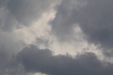 Yağmurlu bir günde bulut oluşumları