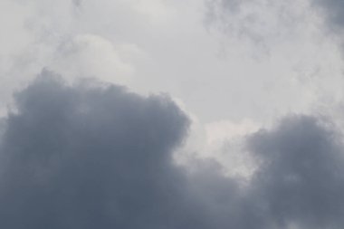 Yağmurlu bir günde bulut oluşumları