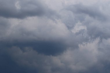 Yağmurlu bir günde bulut oluşumları