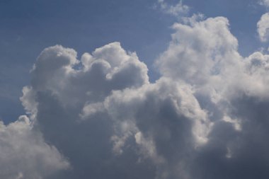 Yağmurlu bir günde bulut oluşumları