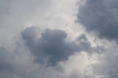 Yağmurlu bir günde bulut oluşumları