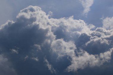 Yağmurlu bir günde bulut oluşumları