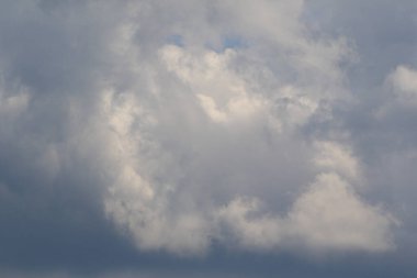 Yağmurlu bir günde bulut oluşumları