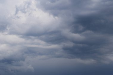 Yağmurlu bir günde bulut oluşumları