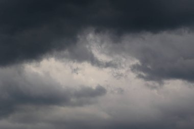 Yağmurlu bir günde bulut oluşumları