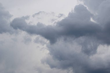 Yağmurlu bir günde bulut oluşumları