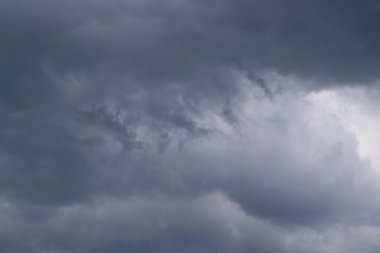 Yağmurlu bir günde bulut oluşumları