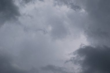 Yağmurlu bir günde bulut oluşumları