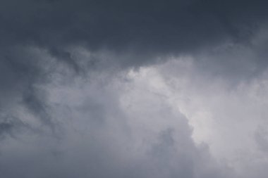 Yağmurlu bir günde bulut oluşumları