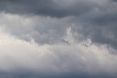 Yağmurlu bir günde bulut oluşumları